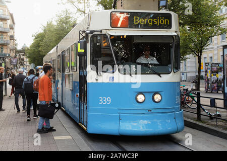 Göteborg, Schweden - 2 September, 2019: eine Straßenbahn der Klasse M31 in Betrieb auf der Linie 7 Anreise der Innenstadt stoppen es Passagiere warten. Stockfoto