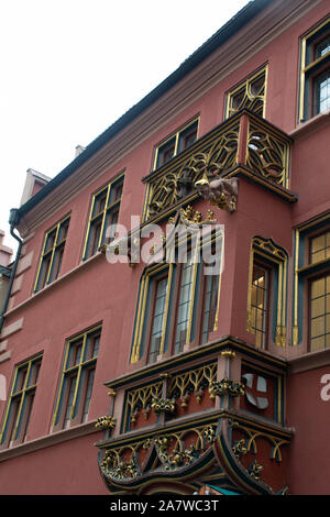 Freiburg im Breisgau, Deutschland - November 13, 2018: Der berühmte rote Fassade des historischen Kaufleute' Hall (Historisches Kaufhaus in deutscher Sprache) Stockfoto