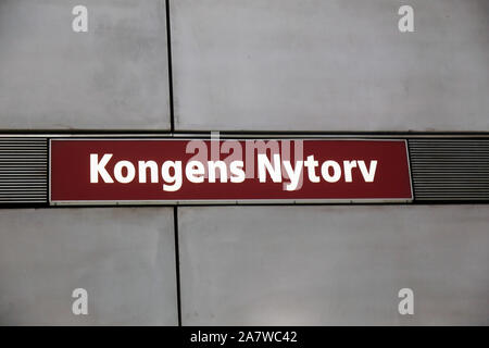 Kopenhagen, Dänemark - 4 September, 2019: Die Metro-Station Kongens Nytorv Plattform anmelden.