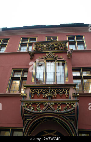 Freiburg im Breisgau, Deutschland - November 13, 2018: Der berühmte rote Fassade des historischen Kaufleute' Hall (Historisches Kaufhaus in deutscher Sprache) Stockfoto