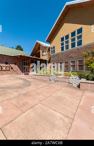 Rathaus mit künstlerischen verzierten Bike Rack in Woodinville, Washington Stockfoto