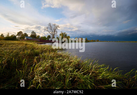 Herbst Blick auf peno Stadt und Peno See, Oblast Twer, Russland Stockfoto