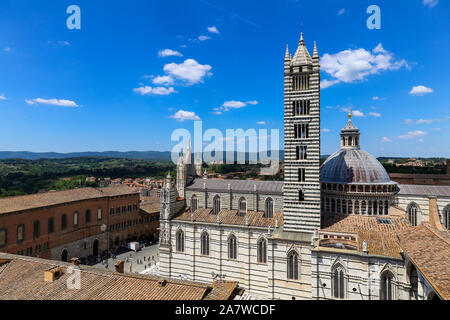 Der romanisch-gotische Dom oder Kathedrale, Erhöhte Ansicht, Siena, Toskana, Italien. Stockfoto
