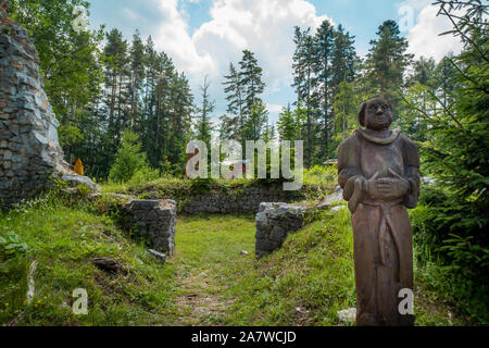 Slowakisches Paradies, Letanovce/Slowakei - Juni, 19, 2018: die hölzerne Statue der Mönch in die Ruinen des Klosters Klastorisko im Slowakischen Paradies Nati Stockfoto