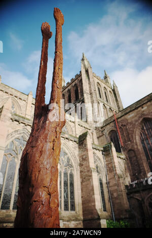 Hereford Cathedral, Hereford, Großbritannien - Herefordshire über Einschränkungen eine Skulptur von John O'Connor aus Eisen Harz und Edelstahl Stockfoto