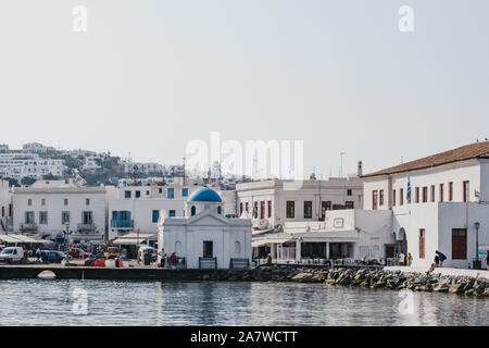 Mykonos Stadt, Griechenland - 20 September 2019: vom Wasser aus Sicht der neue Hafen von Hora, auch als die Stadt Mykonos, der Hauptstadt der Insel bekannt und eine der b Stockfoto