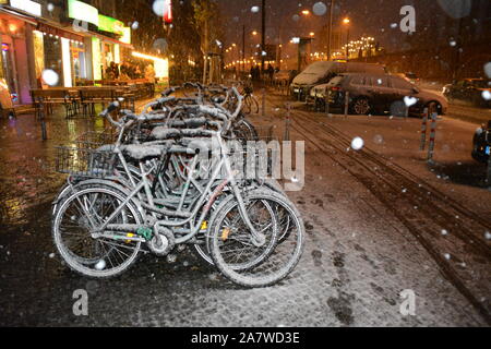 Berlin/Deutschland - November 22, 2015: verschneite Straße mit mehreren Fahrräder in Berlin, in der Nähe der East Side Gallery, während eine kalte Welle. Stockfoto