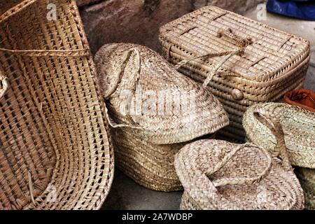 Traditionelles Handwerk hanf Körbe zum Verkauf in Tarragona, Spanien Stockfoto