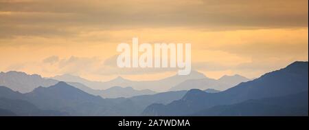 Schönen Sonnenuntergang Wolken über den Gardasee und die Berglandschaft, Desenzano, Brescia, Lombardei, Italien. Stockfoto