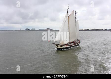 Segelschiff auf dem Wattenmeer, verlassen den Hafen von Harlingen in den Niederlanden Stockfoto