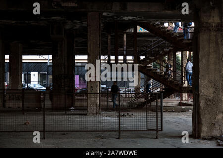 Beirut, Libanon. 3. November, 2019. Die Demonstranten gehen über die verstorbene Theater im Zentrum von Beirut, der Libanon auf dem 18. Tag der Proteste, Sonntag November 3, 2019. Ministerpräsident Saad Hariri fand am Mittwoch, dem 30. Oktober 2019 angesichts der landesweiten Proteste. Credit: Sima Diab/ZUMA Draht/Alamy leben Nachrichten Stockfoto