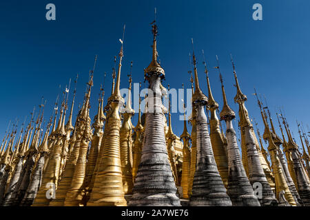 Renovierte alte Stupas in Shwe Indein Pagode, Myanmar Stockfoto