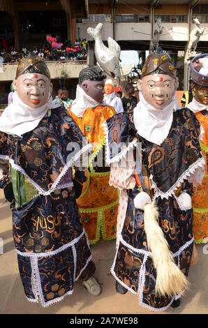 Junge Gelede Maskers Müll in Ihren schönen Kostümen paradieren die Straßen von Lagos während der jährlichen Lagos Karneval, die Millionen von Touristen in das Land jährlich veranstaltet. Stockfoto