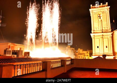 Buntes Feuerwerk im pyromusical zeigen neben dem Glockenturm der Kirche Santa María in Elche Stockfoto