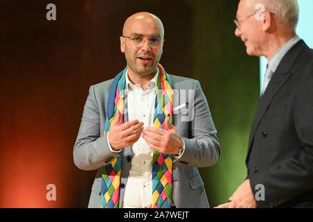 Konstanz, Deutschland. 04 Nov, 2019. Mohamed El Bachiri (l) spricht mit Herman Van Rompuy (l), ehemaliger Premierminister von Belgien, nach Erhalt der Bodensee Rat Preis im Gebäude des Rates. Mohamed El Bachiri trägt die Schärpe um den Hals als ein Zeichen für die Vergabe des Preises. Credit: Felix Kästle/dpa/Alamy leben Nachrichten Stockfoto