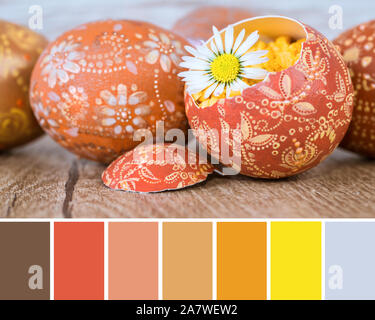 Farblich passende Palette von umweltfreundlichen Null Abfall Ostern Dekorationen - Handbemalte natürliche Eierschalen mit floralen Ornament, Frühlingsblumen und Sand Stockfoto