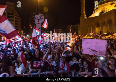 Beirut, Libanon. 3. November, 2019. Die Demonstranten rufen politische Gesänge fordern eine Änderung der religiös-politisches System im Libanon. Die Demonstranten für den 18. Tag im Zentrum von Beirut in den Tausenden versammelt. Sonntag November 3, 2019 Quelle: Sima Diab/ZUMA Draht/Alamy leben Nachrichten Stockfoto