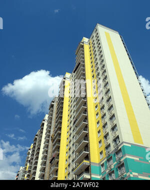 Fassade der lustigen bunten modernes Wohnhaus Seitenansicht vertikale close-up Stockfoto