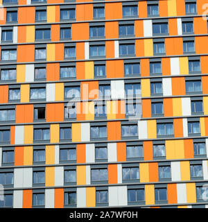 Fassade der lustigen bunten modernes Wohnhaus close-up Stockfoto