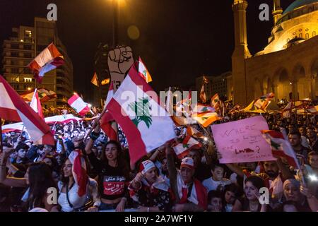 Beirut, Libanon. 3. November, 2019. Die Demonstranten rufen politische Gesänge fordern eine Änderung der religiös-politisches System im Libanon. Die Demonstranten für den 18. Tag im Zentrum von Beirut in den Tausenden versammelt. Sonntag November 3, 2019 Quelle: Sima Diab/ZUMA Draht/Alamy leben Nachrichten Stockfoto