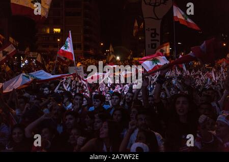 Beirut, Libanon. 3. November, 2019. Die Demonstranten rufen politische Gesänge fordern eine Änderung der religiös-politisches System im Libanon. Die Demonstranten für den 18. Tag im Zentrum von Beirut in den Tausenden versammelt. Sonntag November 3, 2019 Quelle: Sima Diab/ZUMA Draht/Alamy leben Nachrichten Stockfoto