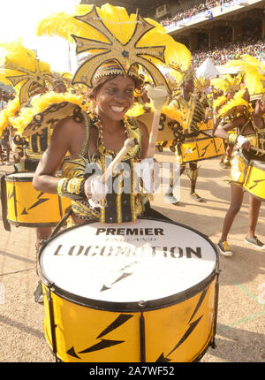 Schlagzeugerin in Aktion während des Lagos Carnival. Stockfoto