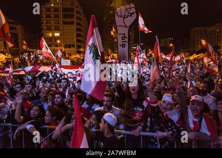 Beirut, Libanon. 3. November, 2019. Die Demonstranten rufen politische Gesänge fordern eine Änderung der religiös-politisches System im Libanon. Die Demonstranten für den 18. Tag im Zentrum von Beirut in den Tausenden versammelt. Sonntag November 3, 2019 Quelle: Sima Diab/ZUMA Draht/Alamy leben Nachrichten Stockfoto