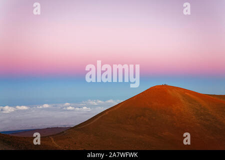 Am späten Abend Bild über den Wolken auf Mauna Kea, Hawaii Stockfoto