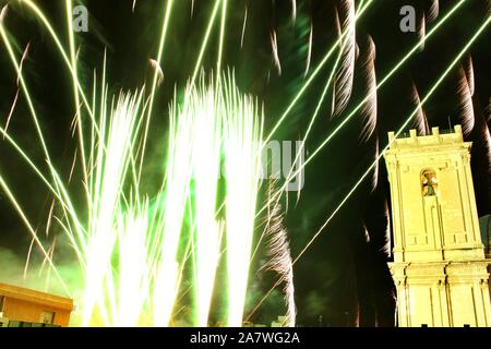 Buntes Feuerwerk im pyromusical zeigen neben dem Glockenturm der Kirche Santa María in Elche Stockfoto