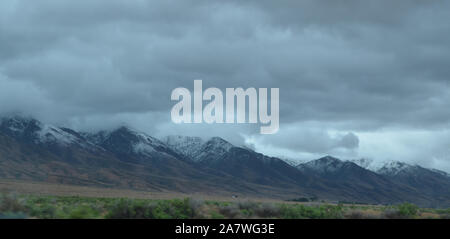 Später Frühling in Nevada: die Wolken hängen tief über den Snow-Capped Humboldt Spektrum Stockfoto