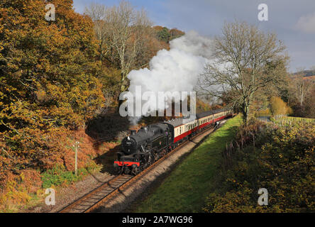 42073 Köpfe weg von Newby Bridge am See & Haverthwaite Eisenbahn. Stockfoto