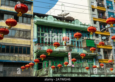 Die heruntergekommenen Straßen von Yangon in prepat¡ration für das Chinesische Neue Jahr Stockfoto