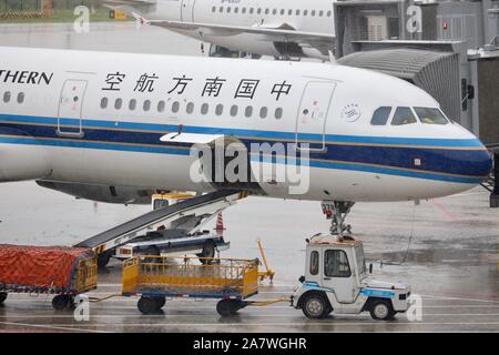 ---- Ein Flugzeug von China Southern Airlines ist auf einem Flughafen in Shanghai, China, 21. Juli 2019 geparkt. China Southern Airlines, sagte am Dienstag (6. Aug. Stockfoto
