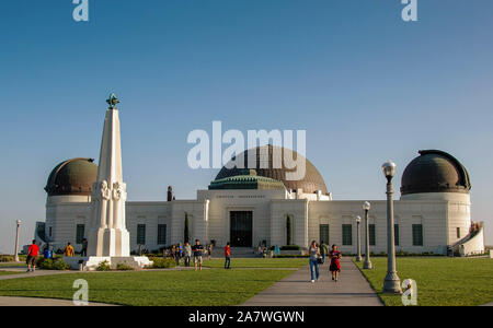 LOS ANGELES, Kalifornien, USA - MÄRZ 2009: Weitwinkel Querformat der Griffith Observatory, die auf dem Mount Hollywood über der Stadt befindet. Stockfoto