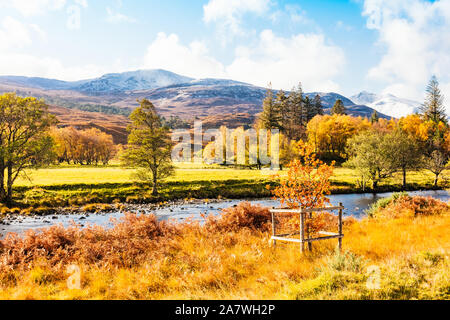 Herbst im Glen Strathfarrar in den schottischen Highlands. Schneebedeckten Berge mit Scots Kiefern, Eichen, golden Farne und den Fluss Farrar Stockfoto