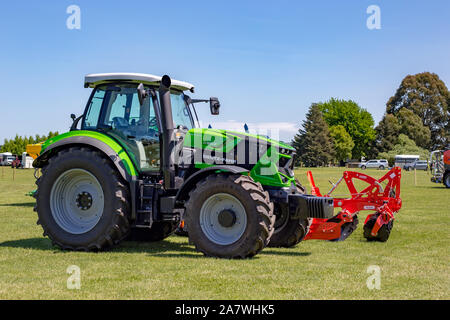 Amberley, Canterbury, Neuseeland, 2. November 2019: Neue grüne Deutz-Fahr Schlepper auf Anzeige am A&P Showgrounds Stockfoto