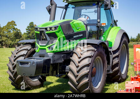 Amberley, Canterbury, Neuseeland, 2. November 2019: Neue grüne Deutz-Fahr Schlepper auf Anzeige am A&P Showgrounds Stockfoto