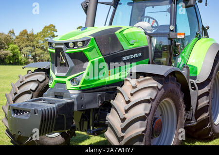 Amberley, Canterbury, Neuseeland, 2. November 2019: Neue grüne Deutz-Fahr Schlepper auf Anzeige am A&P Showgrounds Stockfoto