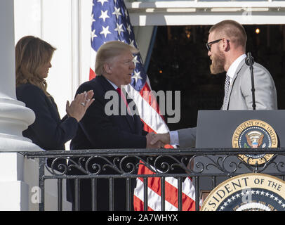 Washington, United States. 04 Nov, 2019. Washington Nationals Krug Stephen Strasburg schüttelt Hände mit Präsident Donald Trump während einer Zeremonie für die World Series Champions auf der Truman Balkon im Weißen Haus am Montag, 4. November 2019. First Lady Melania Trump applaudiert. Foto von Pat Benic/UPI. Quelle: UPI/Alamy leben Nachrichten Stockfoto