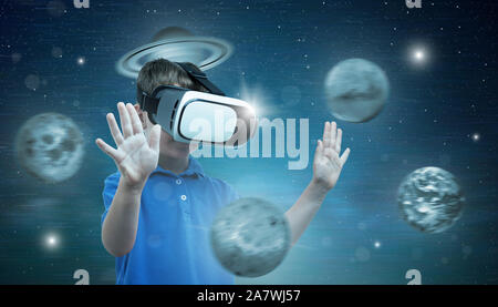 Junge Planeten erkunden und Raum mit virtuellen Gläser. Stockfoto