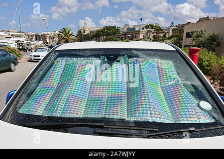 Die Windschutzscheibe des Autos mit schützenden reflektierende Oberfläche  innen Sonnenschutz Auto geparkt Straße heißen Tag. Methode zum Schutz von  Sonnenstrahlen im Auto beheizt Stockfotografie - Alamy