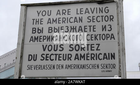 Verlassen des amerikanischen Sektor Zeichen am Checkpoint Charlie in Berlin. Stockfoto