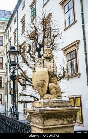 Lion Statue in der Nähe der Hofburg Royal Palace in Wien, Österreich Stockfoto