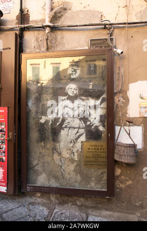 Die Madonna mit dem Gewehr durch britische Künstler Banksy auf einer Wand in Neapel, Italien dargestellt Stockfoto