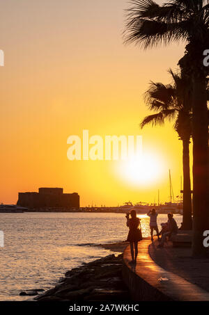 Ein Blick auf Paphos Fort und Waterfront bei Sonnenuntergang, Paphos, Zypern. Stockfoto