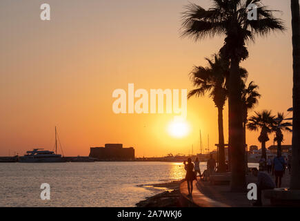 Ein Blick auf Paphos Fort und Waterfront bei Sonnenuntergang, Paphos, Zypern. Stockfoto