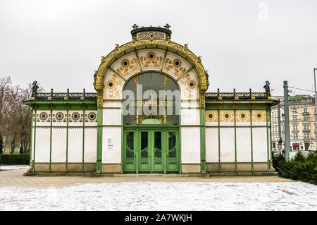 Stadtbahn Station Karlsplatz in Wien, Österreich. Von Otto Wagner im Jahr 1899 konzipiert, jetzt Museum. Stockfoto