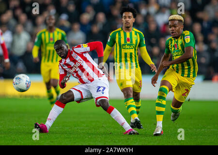 Stoke, Staffordshire, Großbritannien. 4. November 2019; Bet365 Stadium, Stoke, Staffordshire, England, Englische Meisterschaft Fußball, Stoke City gegen West Bromwich Albion; Badou Ndiaye von Stoke City überquert die Kugel - Streng redaktionelle Verwendung. Keine Verwendung mit nicht autorisierten Audio-, Video-, Daten-, Spielpläne, Verein/liga Logos oder "live" Dienstleistungen. On-line-in-Match mit 120 Bildern beschränkt, kein Video-Emulation. Keine Verwendung in Wetten, Spiele oder einzelne Verein/Liga/player Publikationen Quelle: Aktion Plus Sport Bilder/Alamy leben Nachrichten Stockfoto