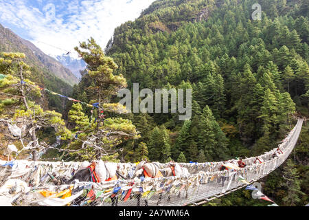 Suspention Brücke auf dem Everest Base Camp Trek, Himalaya, Sagarmatha Nationalpark, Nepal. Stockfoto