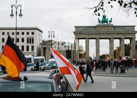 Deutsche und libanesische Fahnen mit Protest im Hintergrund, Politik Themen Veranstaltung Stockfoto